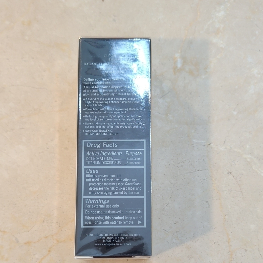 Radiant Fluid Foundation Natural - Picture 3 of 6